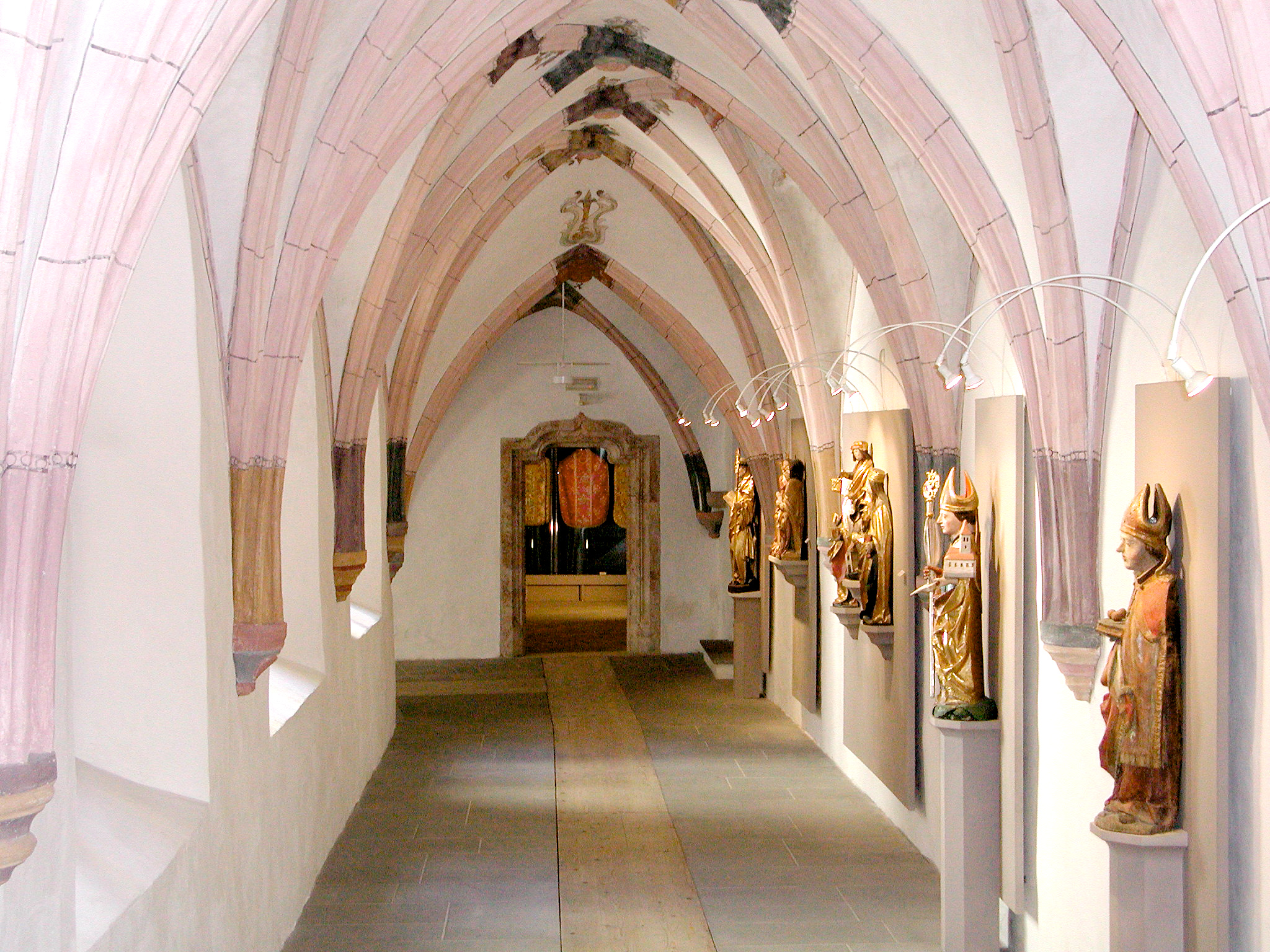 Diverse religiöse Figuren in einem Gang des Augustinermuseums Rattenberg.
