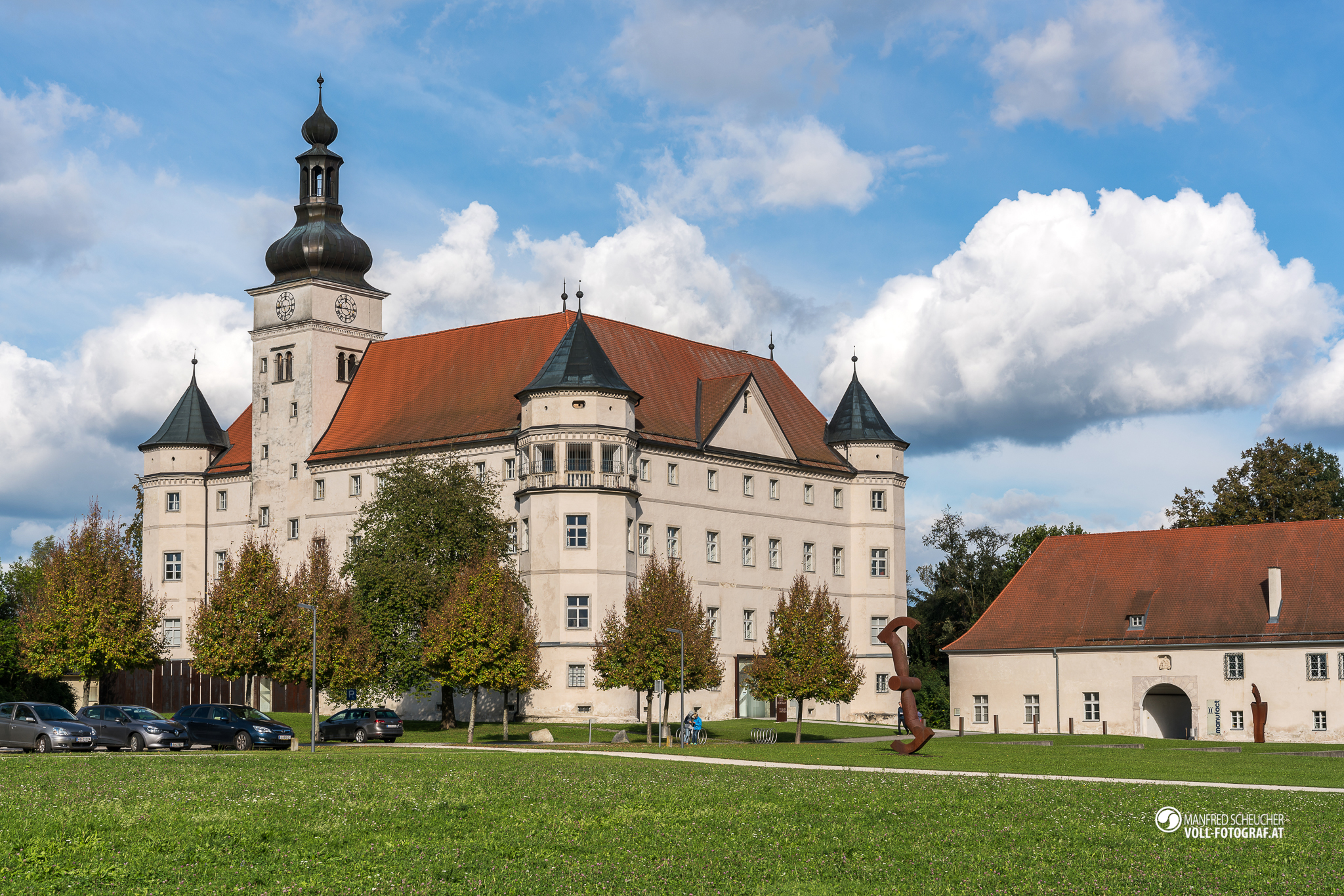 Foto des Schloss Hartheims mit umliegendem Park.