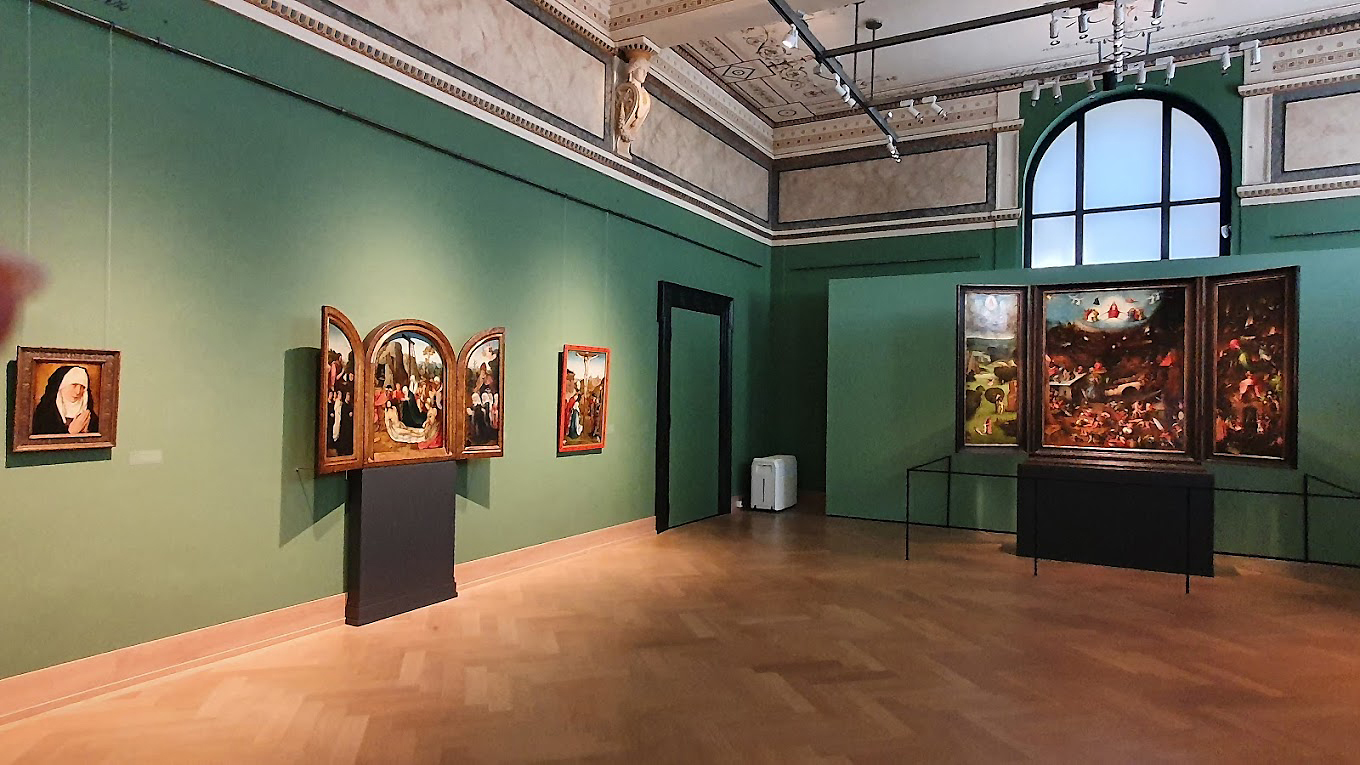 Foto eines Ausstellungsraums mit mehreren Gemälden in der Akademie der bildenden Künste.