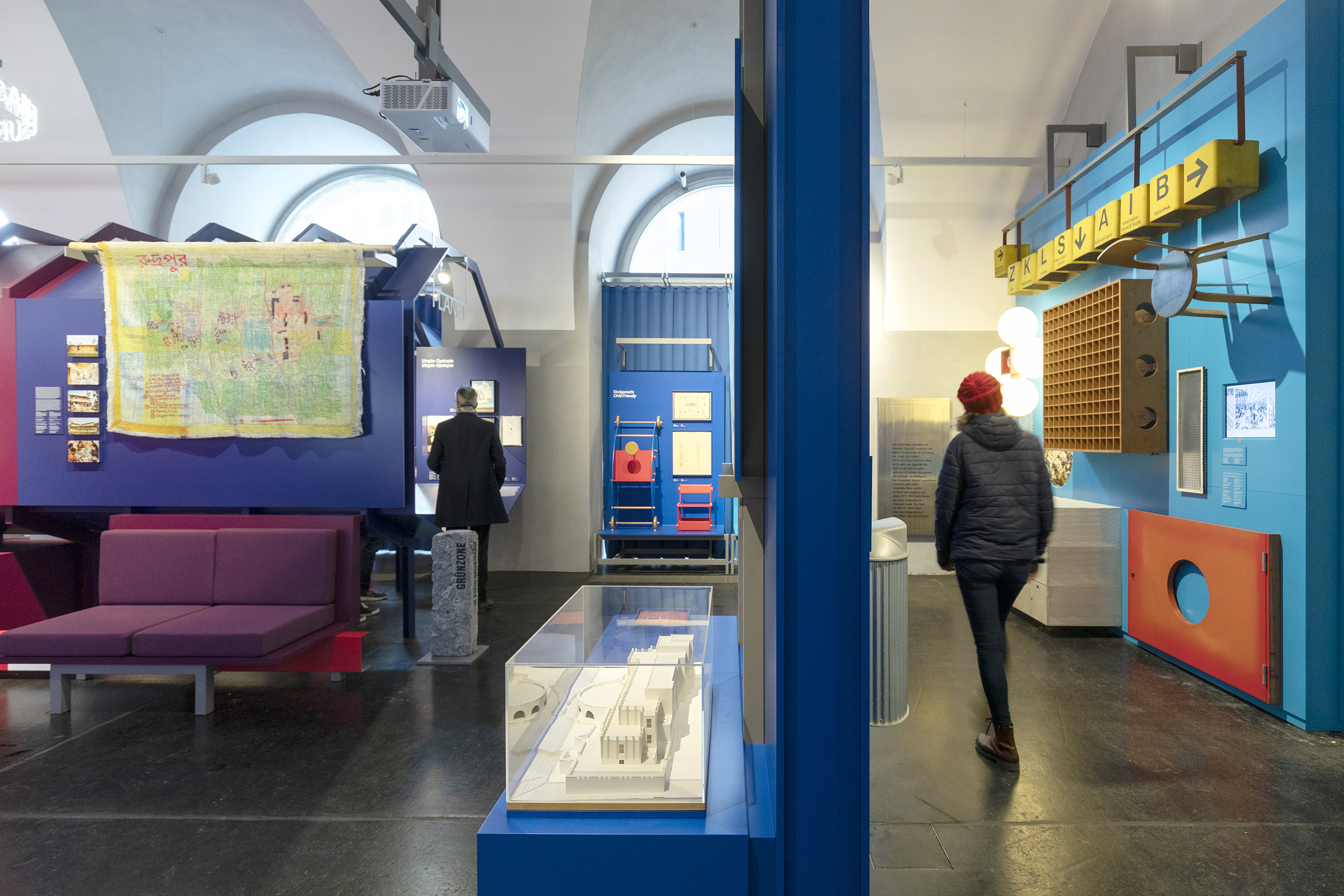 Foto der Ausstellungsräumlichkeiten im Architekturzentrum Wien mit diversen Ausstellungsobjekten und -modellen.
