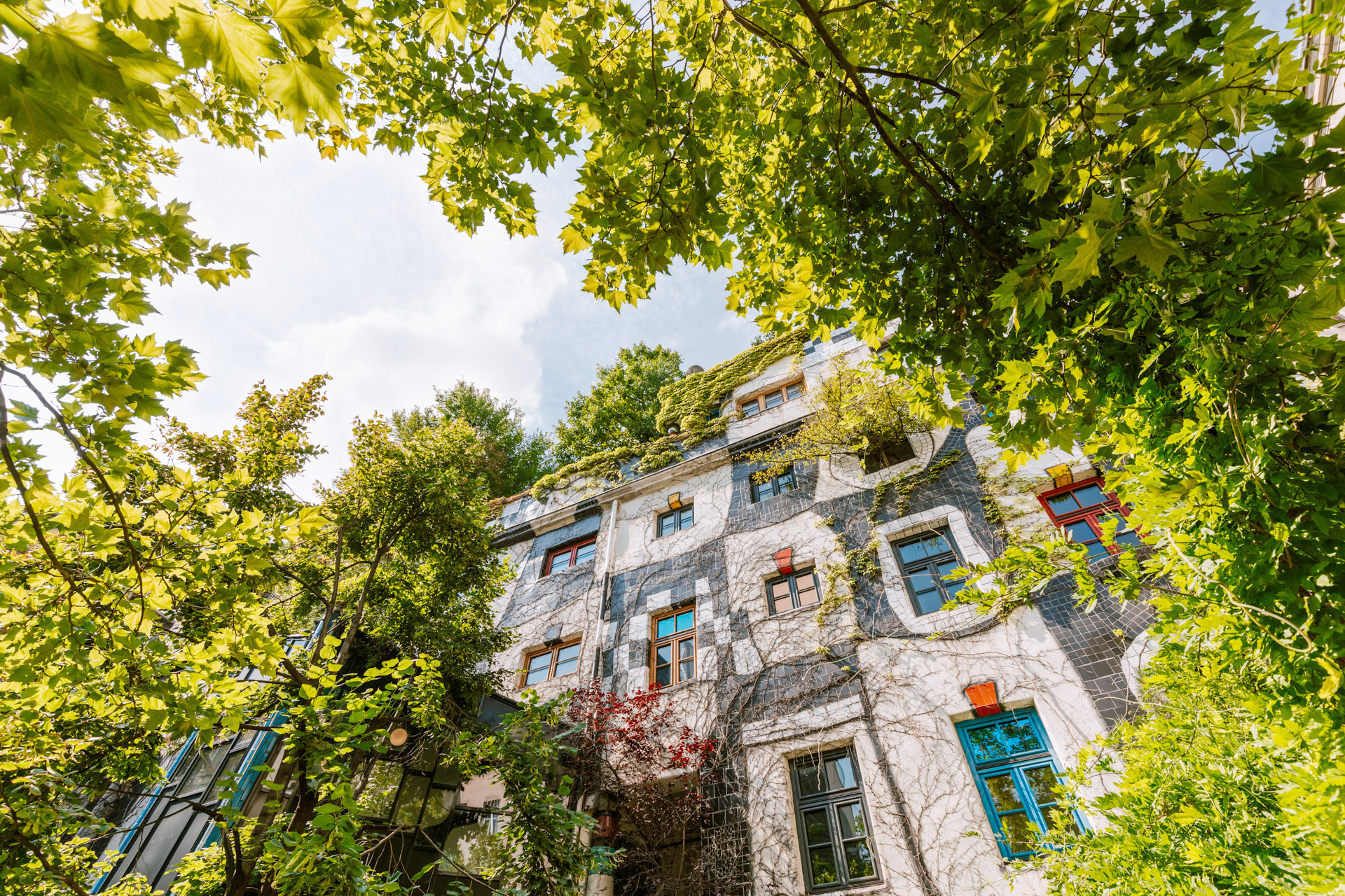 Blick auf die begrünte Fassade des Kunst Hauses Wien im typischen Stil des Künstlers Friedensreich Hundertwasser.