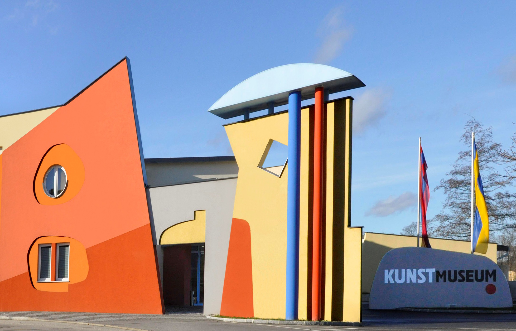 Foto des bunten, futuristisch anmutenden Gebäudes, in dem das Kunstmuseum Waldviertel untergebracht ist.