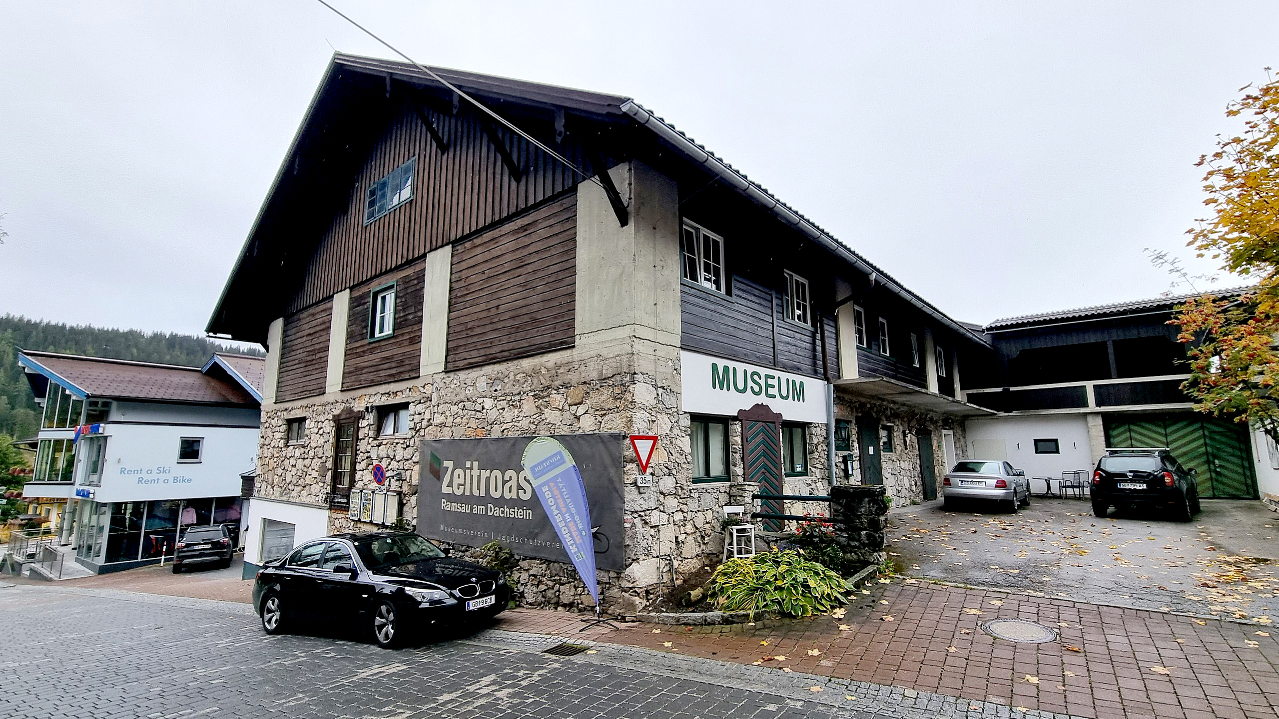 Foto des Zeitroas Museums in Ramsau am Dachstein bei bewölktem Himmel.