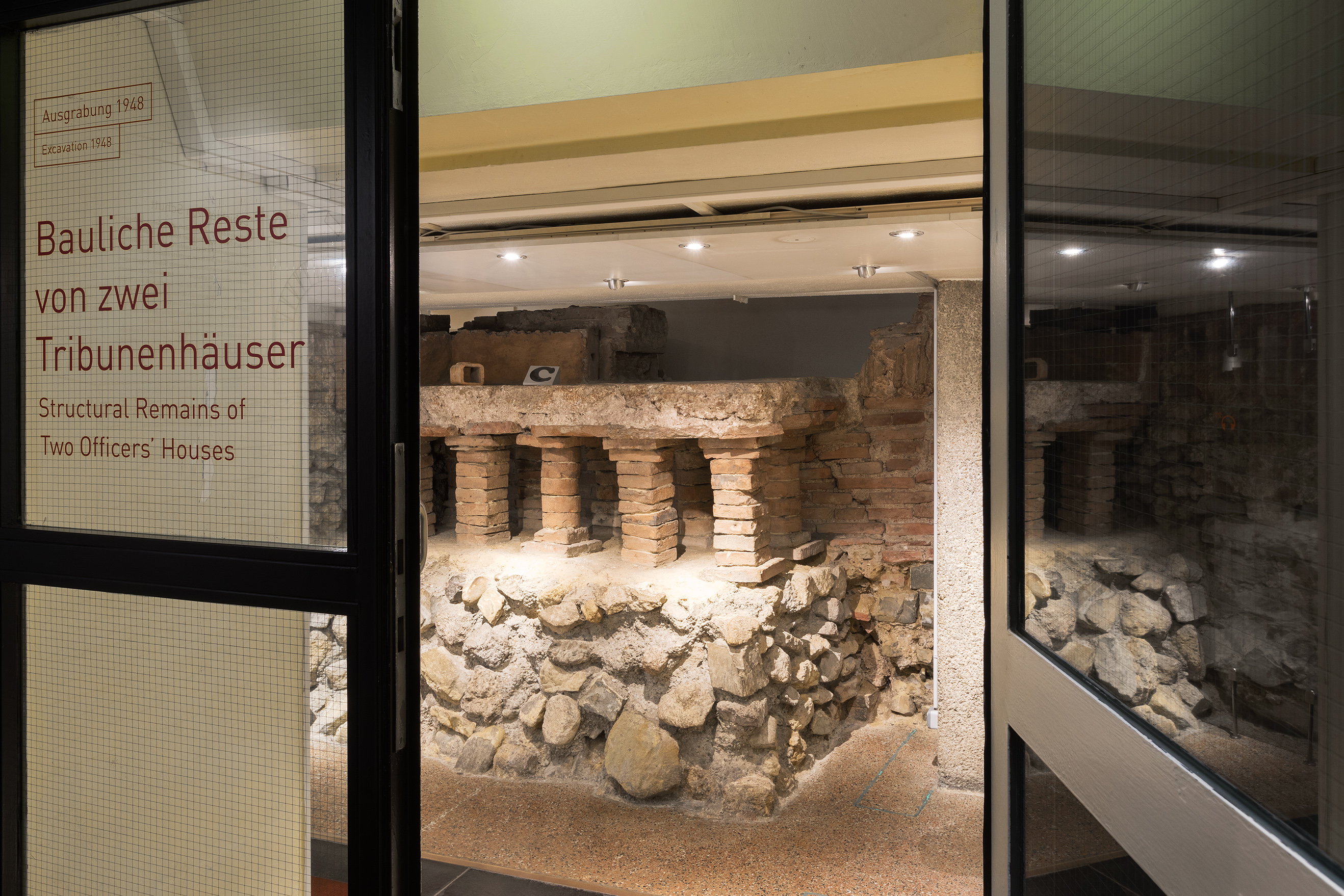 Foto der baulichen Reste zweier Tribunenhäuser im Römermuseum.