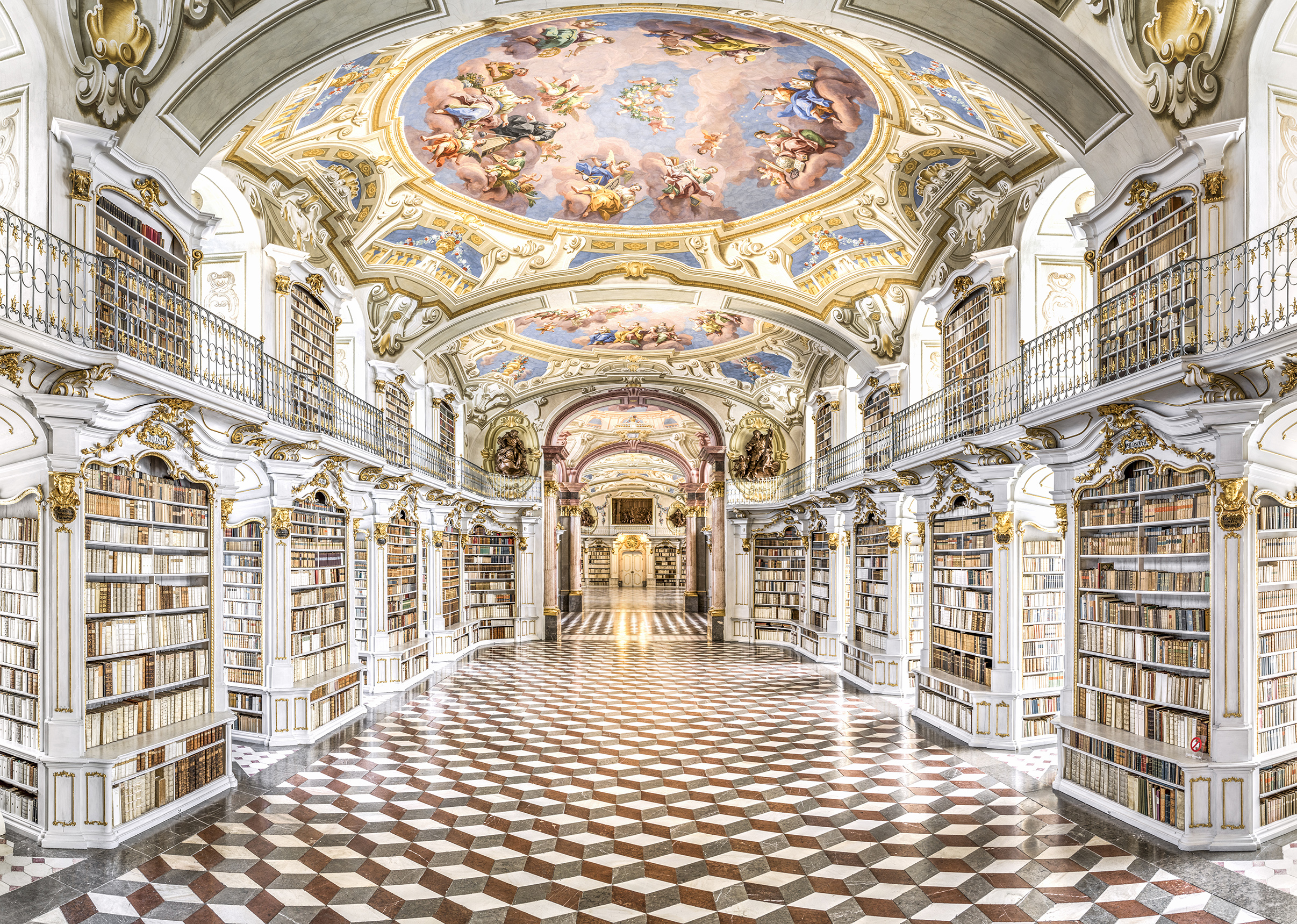 Foto der prunkvoll verzierten Klosterbibliothek im Stift Admont. Beeindruckend ist insbesondere das bunte Deckenfresko.