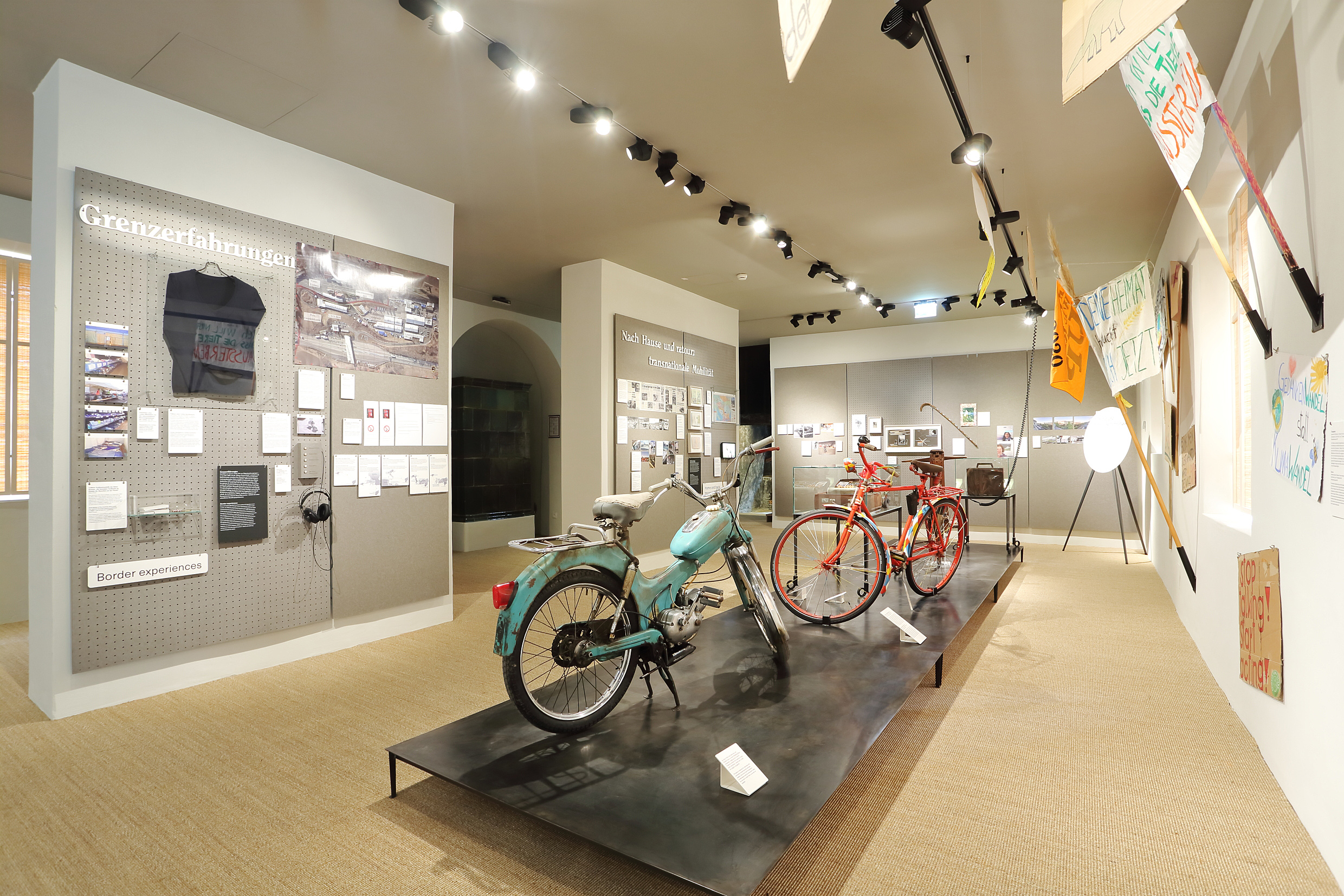 Foto von einem Moped und einem Fahrrad sowie diversen anderen Ausstellungsstücken im Grazer Volkskundemuseum.