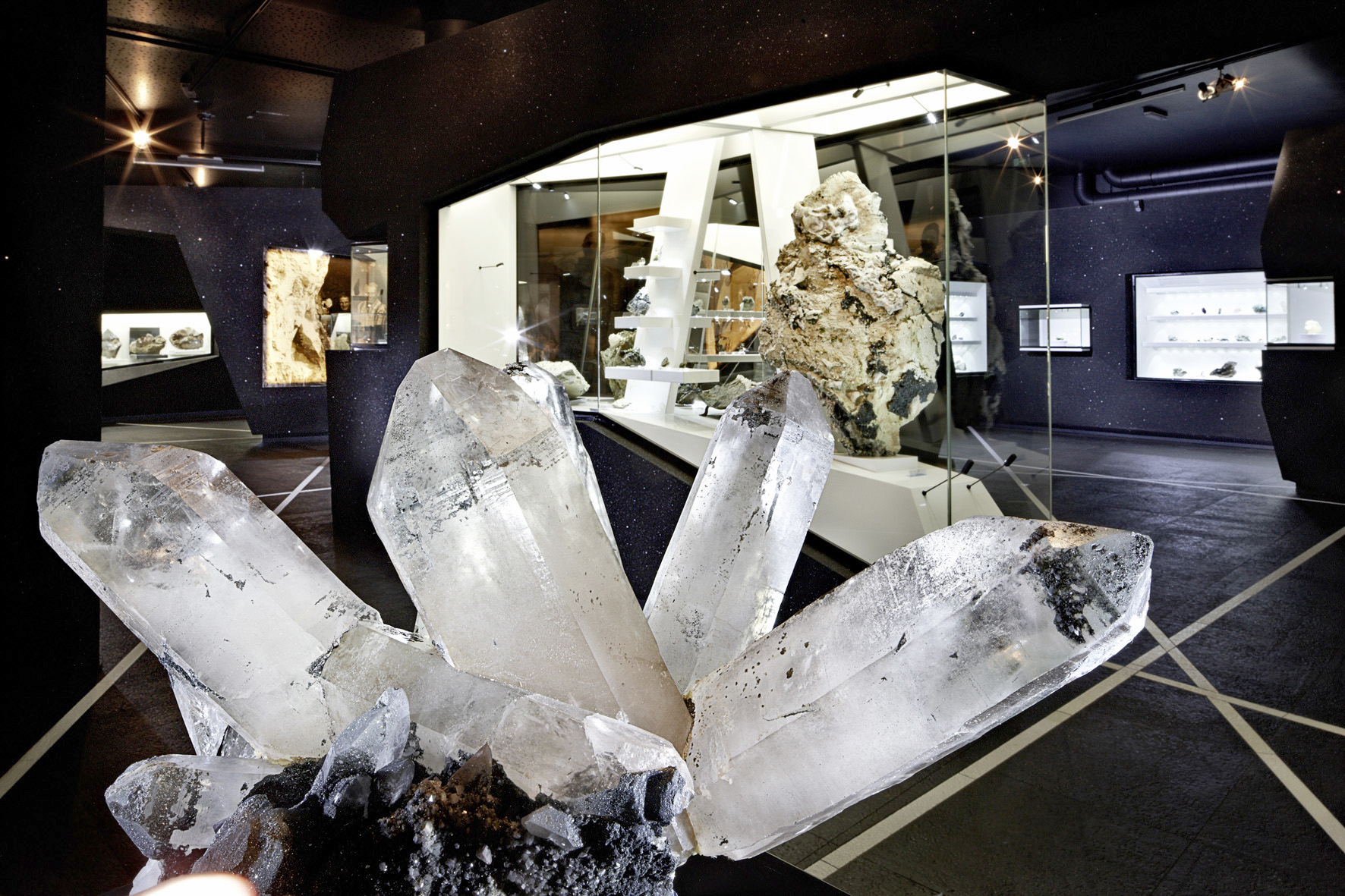 Große Kristallstrukturen und andere geologische Ausstellungsobjekte in einem Ausstellungsraum des Museums Bramberg.