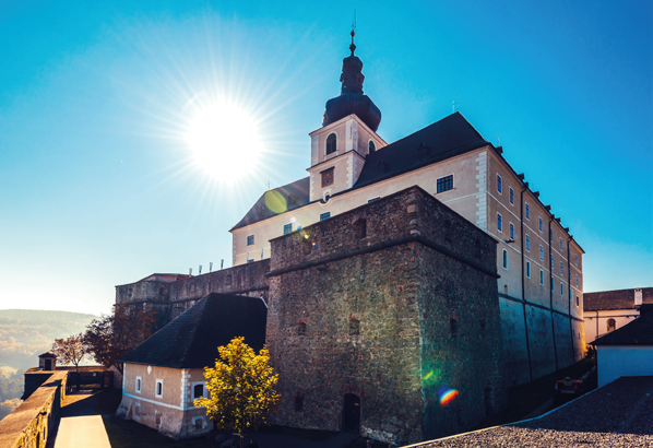 Burg Forchtenstein bei blauem Himmel und Sonnenschein.