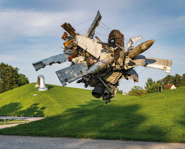 Foto einer verrückten Skulptur auf einer Wiese im Skulpturenpark.