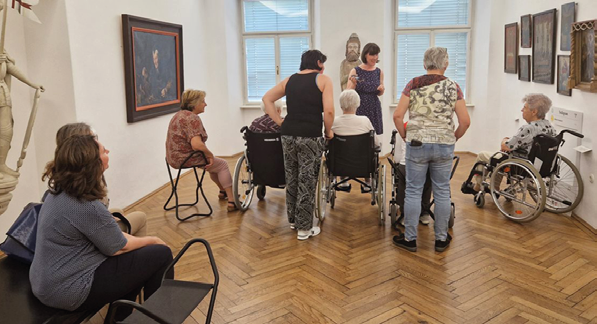 Foto einer Gruppenführung durch das Stadtmuseum Villach.