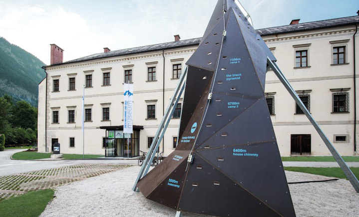 Foto der Skulptur vor dem Museumsgebäude.