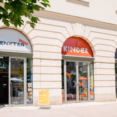 Eingangsbereich des WienXtra-Kinderinfo mit gläsernen Doppeltüren und großen Rundbögen